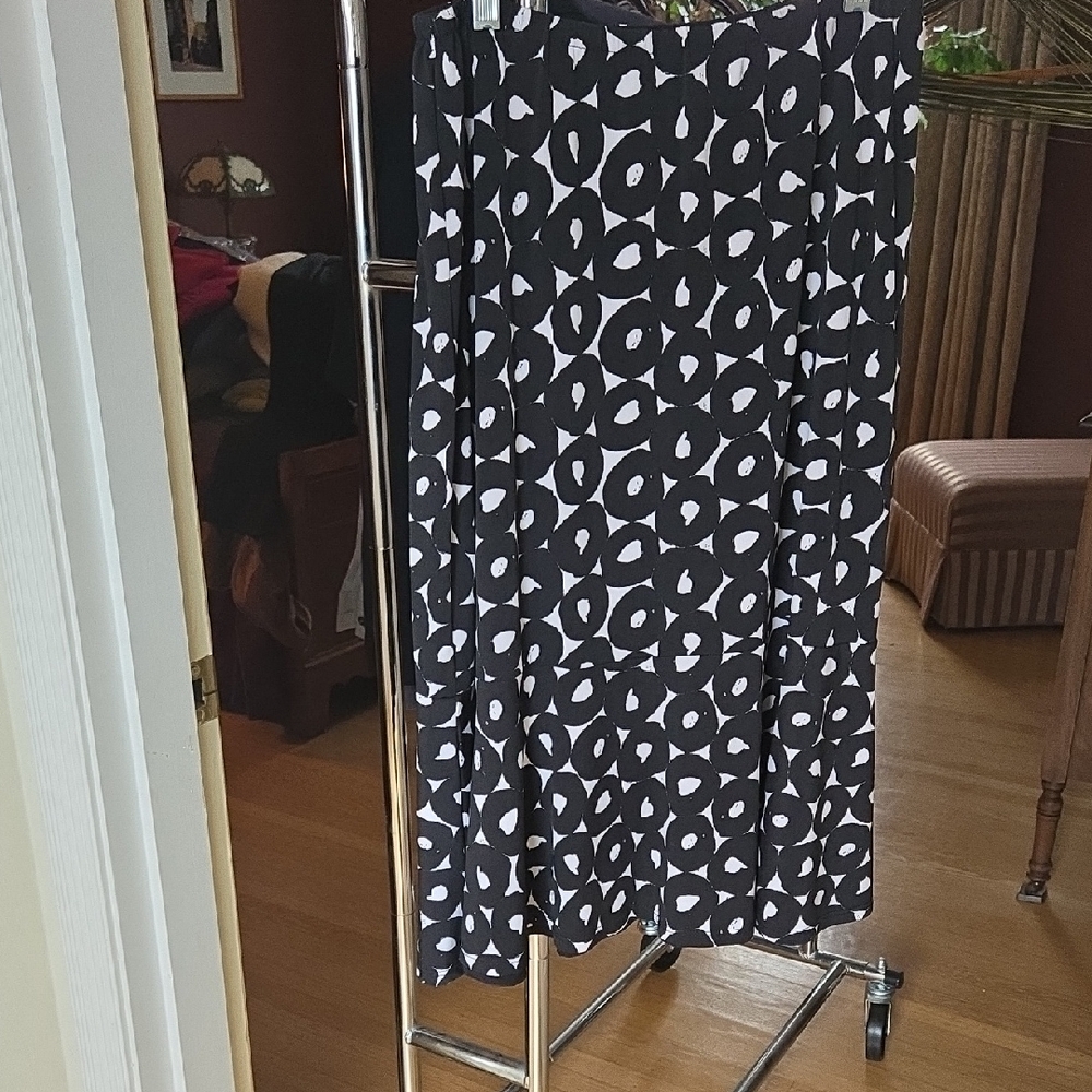TravelSmith Black and White A-Line Midi Skirt